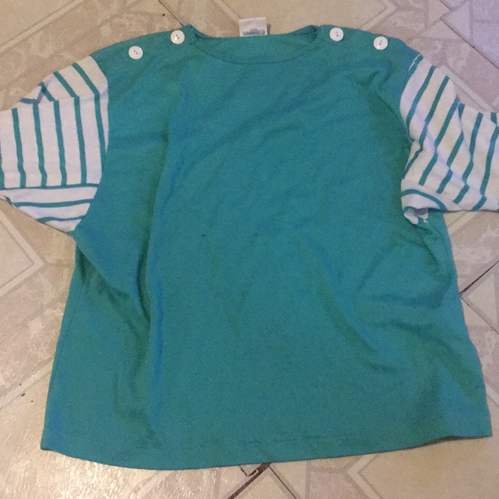 KORET brand 3/4 sleeve button shoulder tee